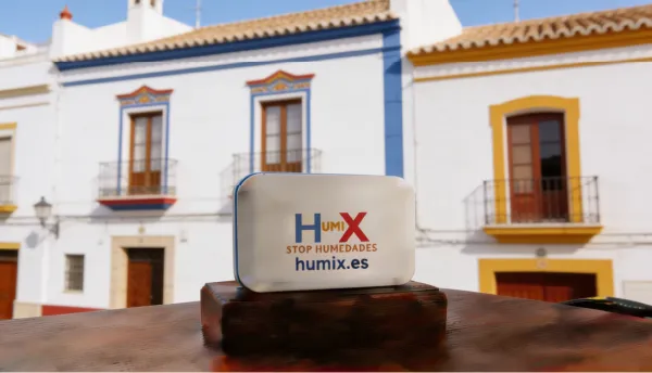 Sistema HUMIX instalado en la pared de una vivienda en Barbate
